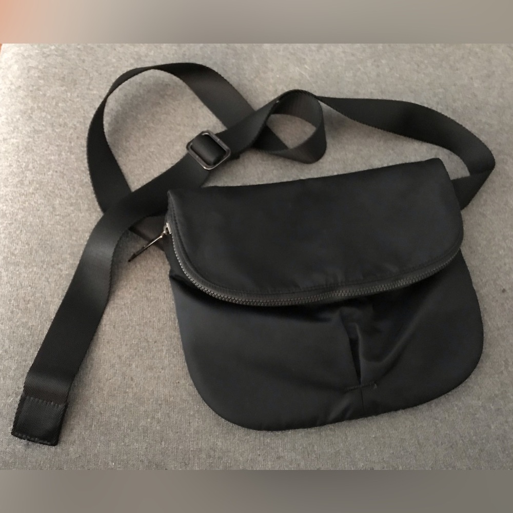 Black Lululemon Vintage Modular Crossbody Bag - early Festival model